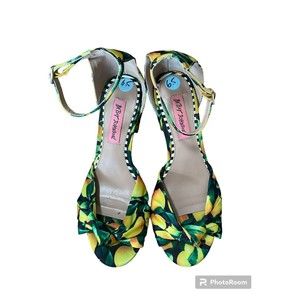 Betsey Johnson Lemon Printed Block Heals Sz.6.5
